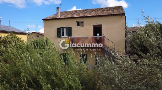 Foto Appartamento in Via Sinni, Avigliano Lagopesole di 94 m² con 4 locali