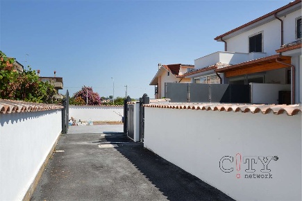 Foto Villa bifamiliare in Via Degli Eucalipti, Pomezia di 100 m² in vendita