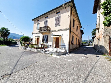 Foto Appartamento in Via Vidoletti, Cuveglio Centro di 185 m² con 6 locali