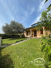 Foto Villa unifamiliare a Suzzara Centro di 245 m² con 8 locali in vendita