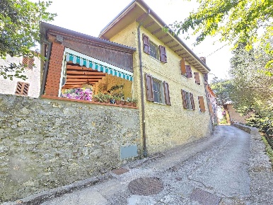 Foto Case semi ndipendenti a Camaiore Camaiore Paese di 100 m² in vendita