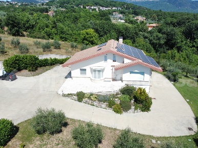 Foto Villa unifamiliare in Via bonafiglia 5, Isernia di 405 m² con 6 locali
