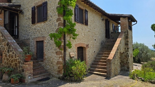 Foto Casale in Strada di Guadamello 9, Narni di 420 m² con 14 locali
