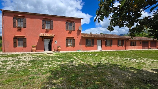 Foto Casale in Strada Bonifica 150, Montecchio di 246 m² con 8 locali
