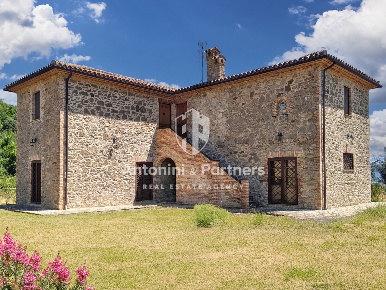 Foto Casale in Strada provinciale 373, Todi di 250 m² con 6 locali