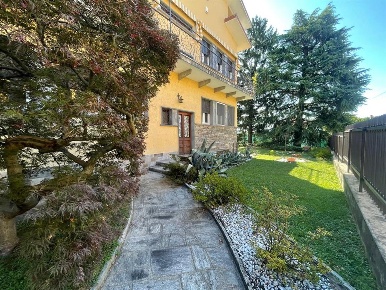 Foto Appartamento in Via Damiano Chiesa, Gavirate Centro di 90 m²