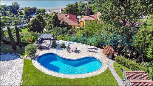 Foto Villa unifamiliare in via privata molinatto, Oggiono Centro di 480 m²