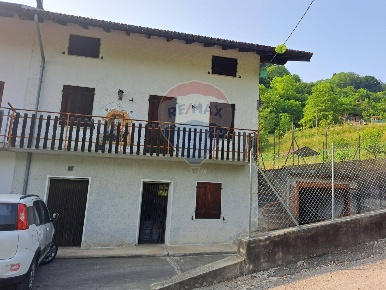 Foto Case semi ndipendenti in Via Sorriva, Sovramonte di 70 m² con 3 locali