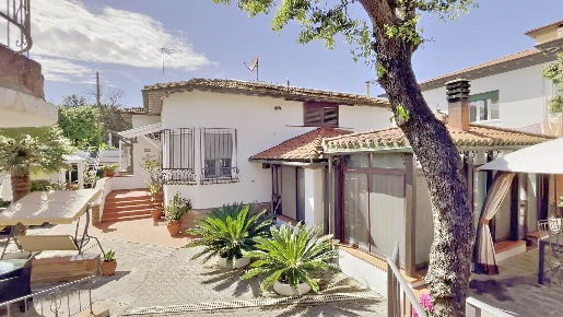 Foto Villa unifamiliare a San Vincenzo Centro di 324 m² con 16 locali