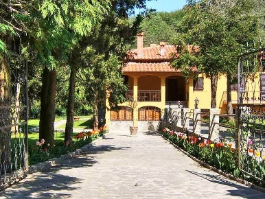 Foto Villa unifamiliare a Barberino di Mugello Centro di 400 m² in vendita