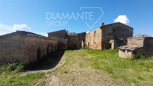 Foto Rustico a Monteroni d'Arbia Centro di 1000 m² con 30 locali in vendita