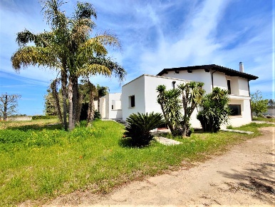Foto Villa unifamiliare a Cutrofiano di 610 m² con 20 locali in vendita