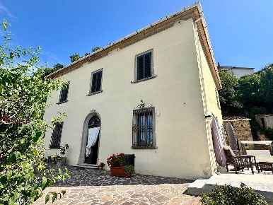 Foto Casa indipendente a Pomarance di 300 m² con 9 locali in vendita