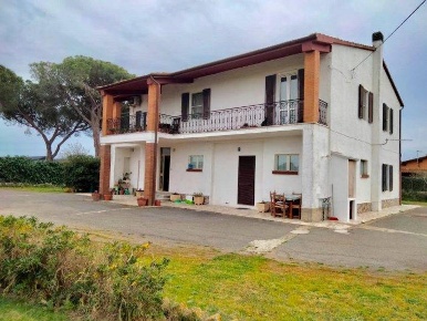 Foto Rustico a Capalbio Centro di 280 m² con 6 locali in vendita