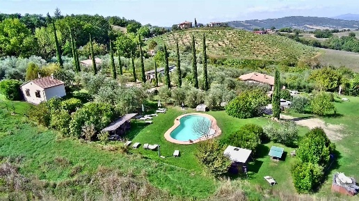 Foto Rustico a Cinigiano Centro di 350 m² con 20 locali in vendita