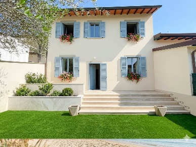 Foto Villa a schiera a Pietrasanta di 120 m² con 8 locali in vendita