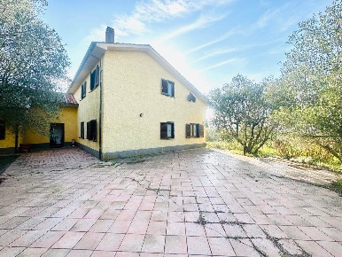 Foto Villa unifamiliare a Vetralla Centro di 335 m² con 13 locali