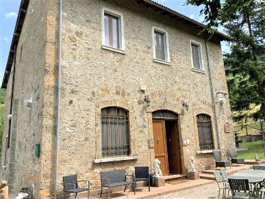 Foto Villa unifamiliare a Gallicano Centro di 180 m² con 7 locali