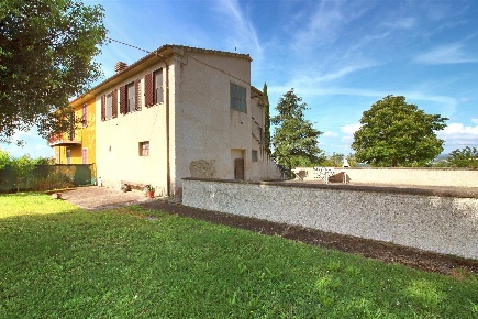 Foto Rustico a Cinigiano Centro di 117 m² con 8 locali in vendita