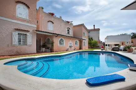 Foto Villa unifamiliare a San Felice Circeo Centro di 400 m² con 11 locali