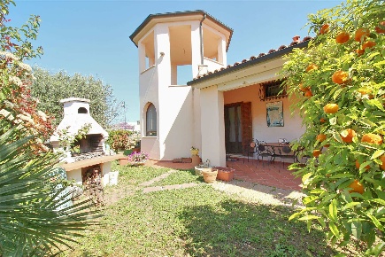 Foto Villa bifamiliare a Campiglia Marittima di 129 m² con 6 locali