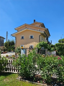 Foto Villa a schiera a Cortona di 150 m² con 8 locali in vendita