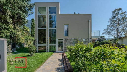 Foto Villa unifamiliare in via Winkel, Merano Centro di 350 m² con 4 locali