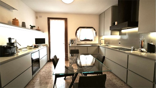 Foto Villa bifamiliare a Venezia di 240 m² con 10 locali in vendita