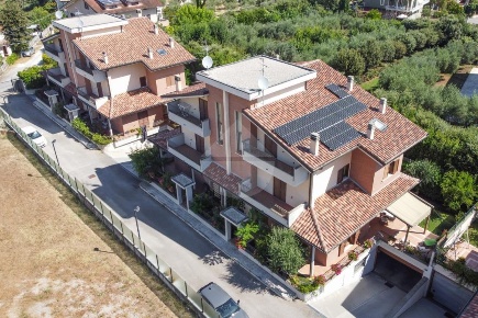 Foto Appartamento in Via Marcianese, Lanciano Centro di 280 m² con 5 locali