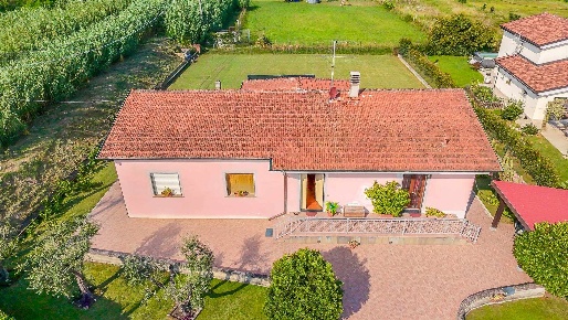 Foto Villa unifamiliare a Santo Stefano di Magra Centro di 145 m²