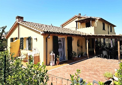 Foto Appartamento a Cecina di 100 m² con 6 locali in vendita