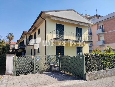 Foto Appartamento a Massa Marina di Massa Centro di 70 m² con 4 locali