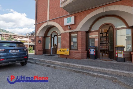 Foto Negozio in Corso Lancieri 24/E, Aosta Centro di 91 m² con 2 locali