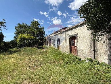 Foto Rustico in via della contea, Giarre di 267 m² con 10 locali in vendita