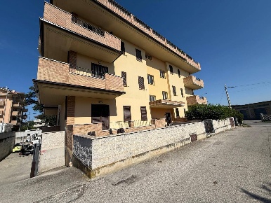 Foto Appartamento in VI AUGO FOSCOLO, Corropoli di 122 m² con 5 locali