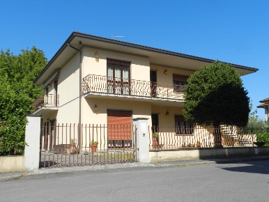Foto Villa singola a Lucca San Marco - Acquacalda di 365 m² con 8 locali