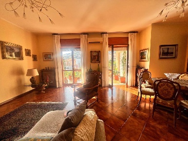 Foto Appartamento a Salerno Torrione Alto - Sala Abbagnano di 120 m²