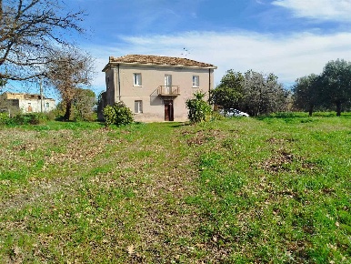 Foto Rustico a Pollutri Centro di 177 m² con 5 locali in vendita