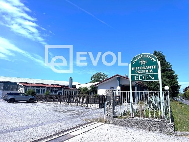 Foto Locale commerciale in via Udine, Manzano Centro di 500 m² con 4 locali