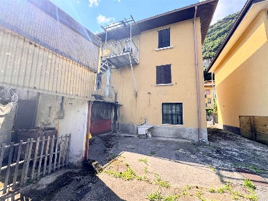 Foto Casa indipendente in Via Nazionale 18, Rogno Centro di 363 m²