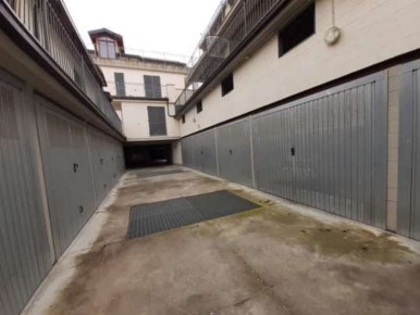 Foto Box in Via San Carlo, Nizza Monferrato di 13 m² con 1 locali