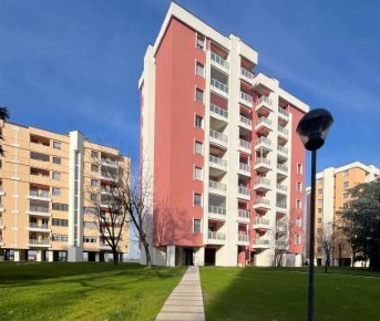 Foto Appartamento in Via Sporting Mirasole, Opera di 130 m² con 8 locali