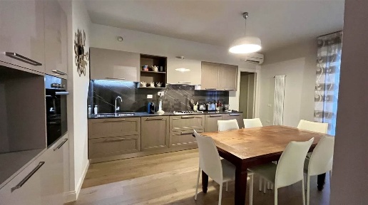Foto Appartamento a Follonica Centro di 95 m² con 5 locali in vendita