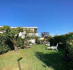 Foto Appartamento a Massa Marina di Massa Centro di 60 m² con 3 locali