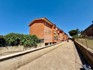 Foto Appartamento in Viale Europa, Ladispoli di 110 m² con 4 locali