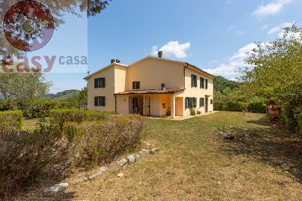 Foto Rustico in Località Selvareggio, Lucca di 400 m² con 10 locali