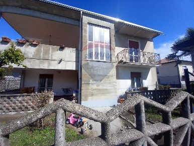 Foto Villa bifamiliare in Via San Francesco D'Assisi, Cairate Centro