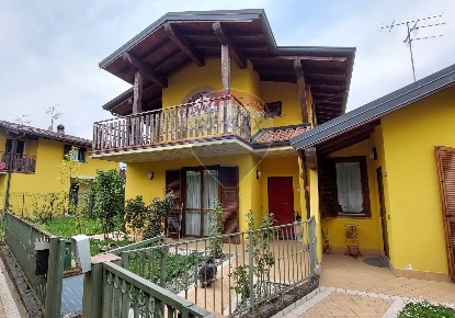 Foto Villa bifamiliare a Endine Gaiano Piangaiano di 200 m² con 3 locali