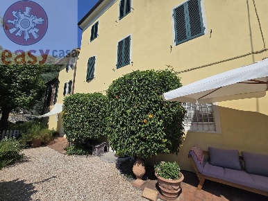 Foto Rustico a Massarosa di 270 m² con 10 locali in vendita
