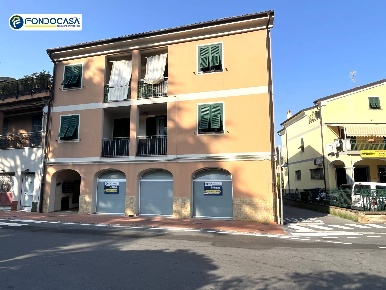 Foto Ufficio in Via Mainero, Toirano Centro di 90 m² con 5 locali
